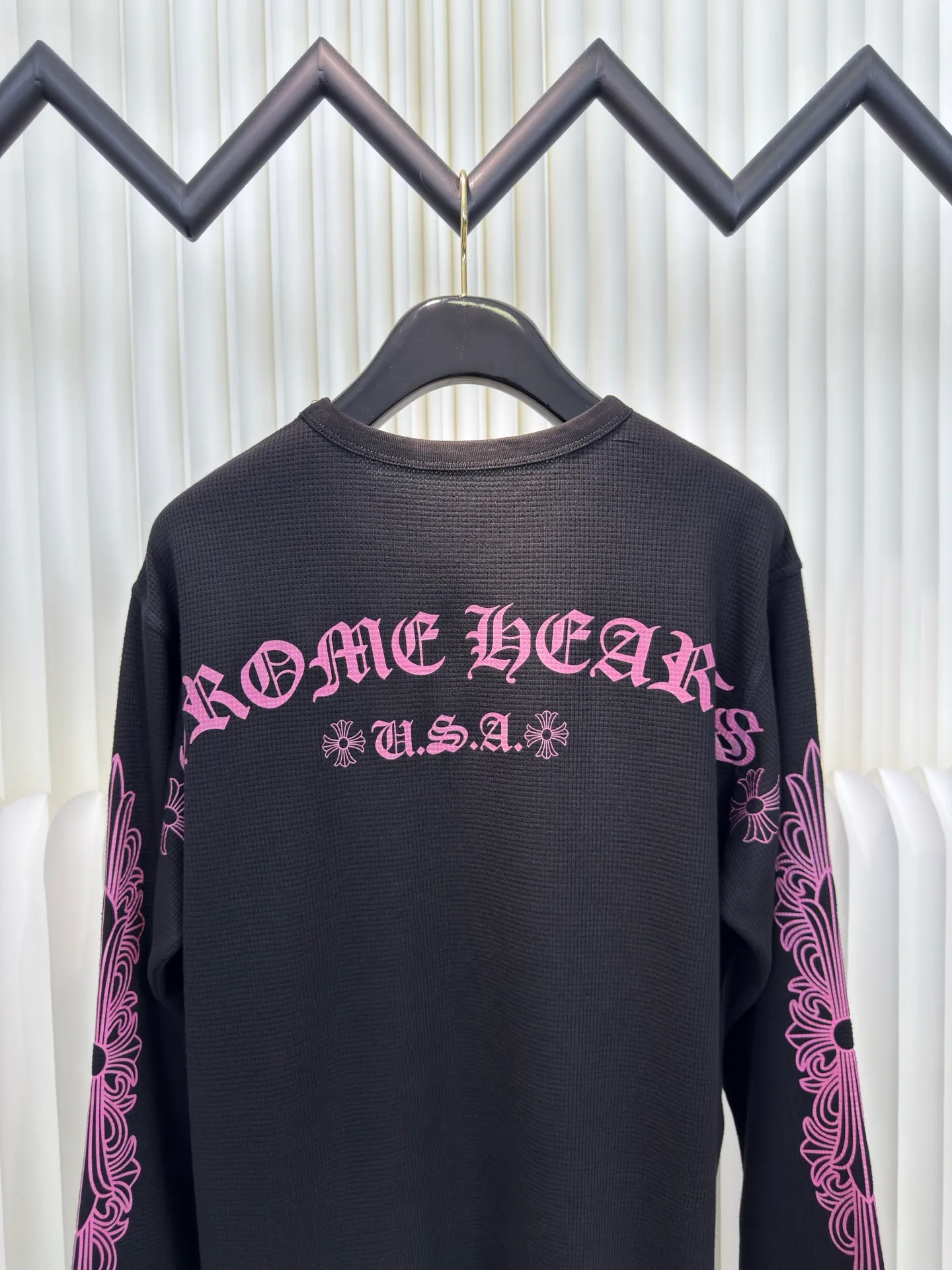 P330 Chrome Heart limited black pink waffle. The fabric is made of 280g cotton waffle double-layer material. The printing is made of high-temperature heat transfer for garments. The embroidery is made of imported Tajima embroidery. Size S M L